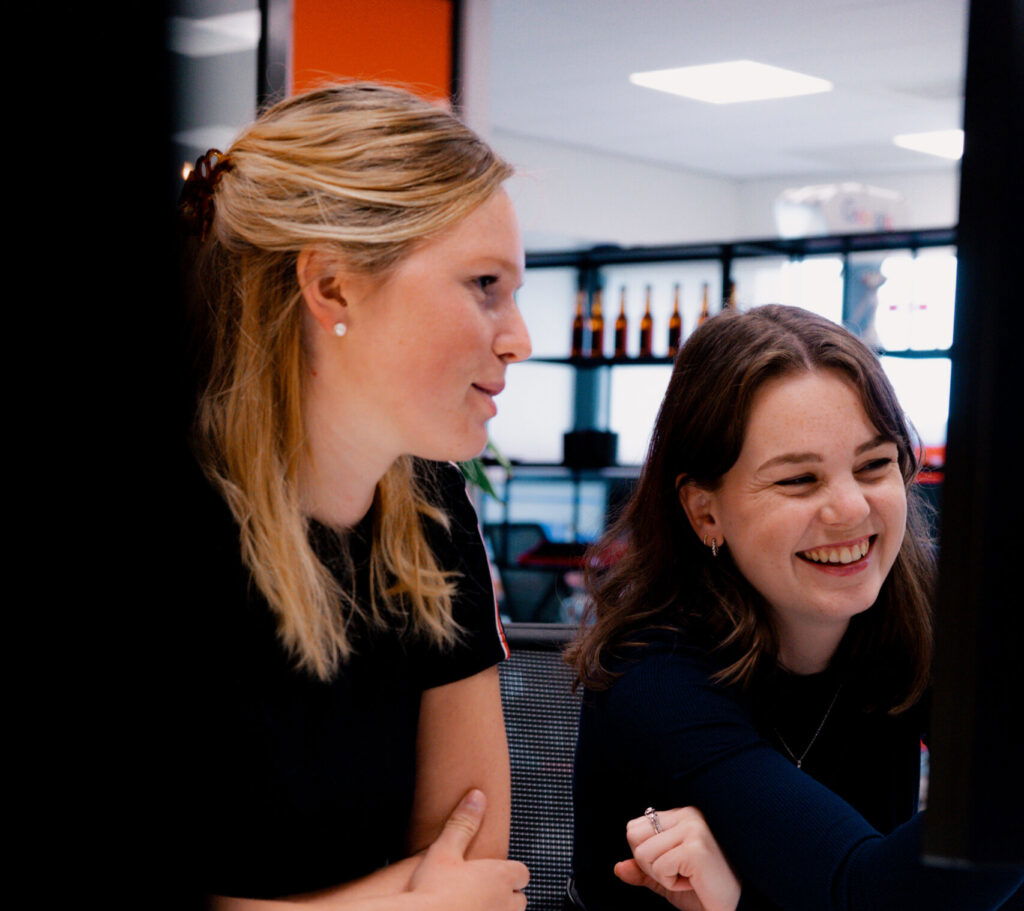 Contentkalender tips werkgeversmerk - twee collega's die content maken