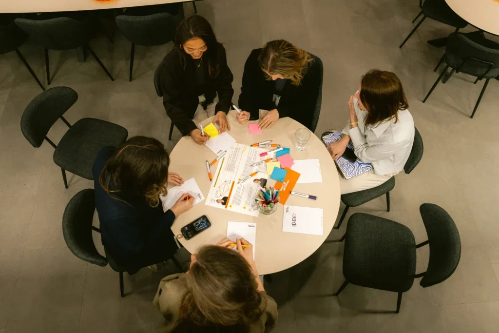 Medewerkers van Buro Aangenaam aan het brainstormen