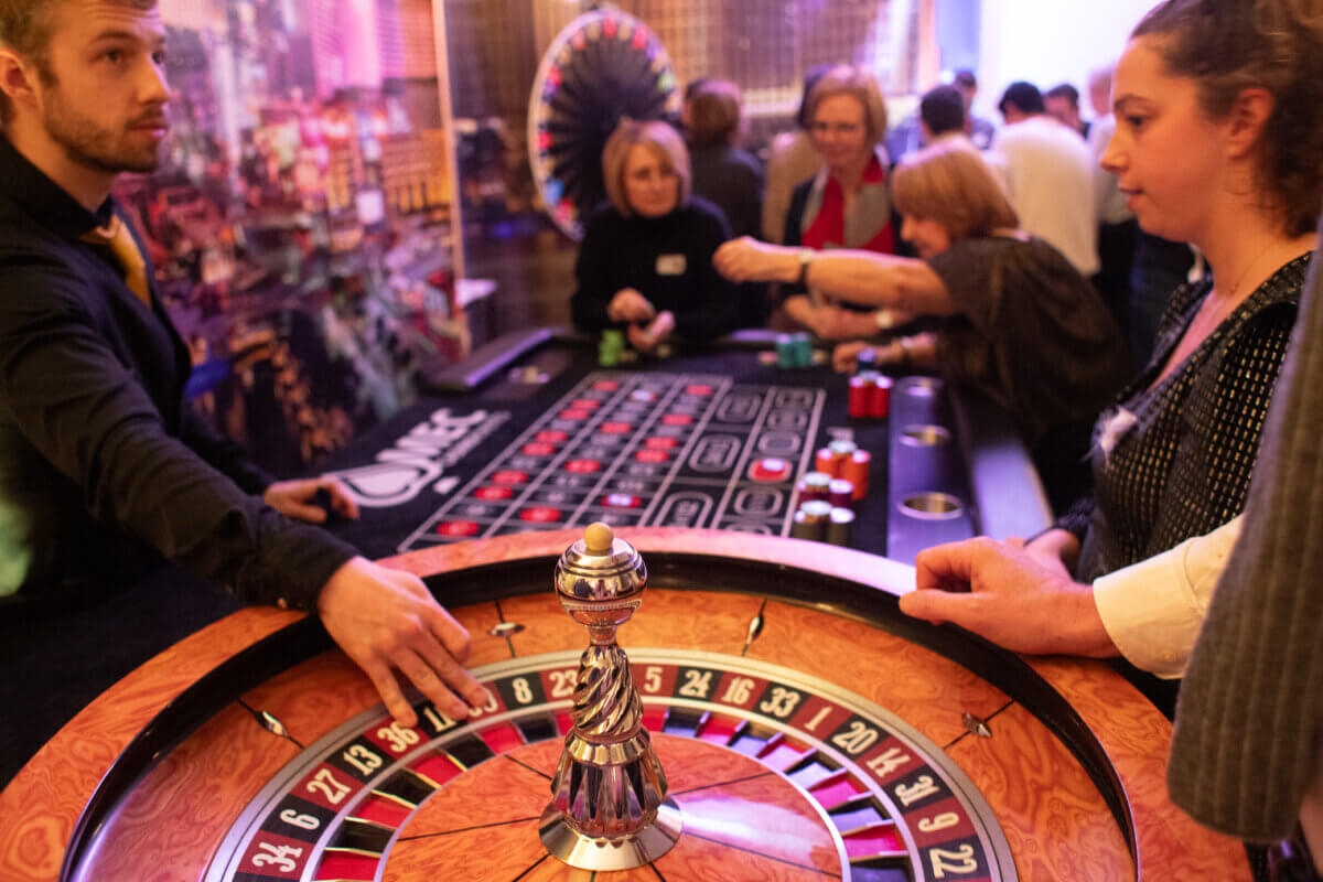 croupier aan de blackjacktafel tijdens een casinoavond op locatie