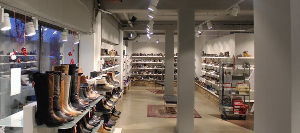 Saled installeert nieuwe led verlichting bij Broekhuizen schoenen