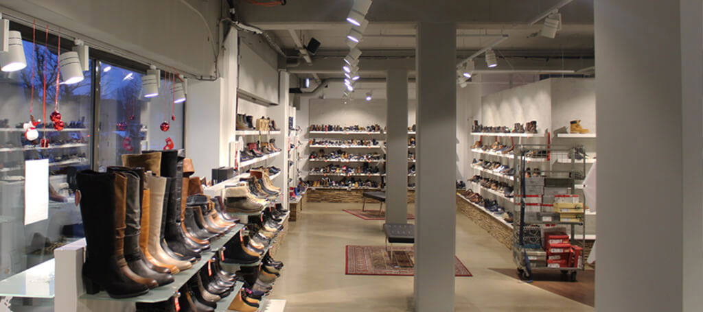 Saled installeert nieuwe led verlichting bij Broekhuizen schoenen