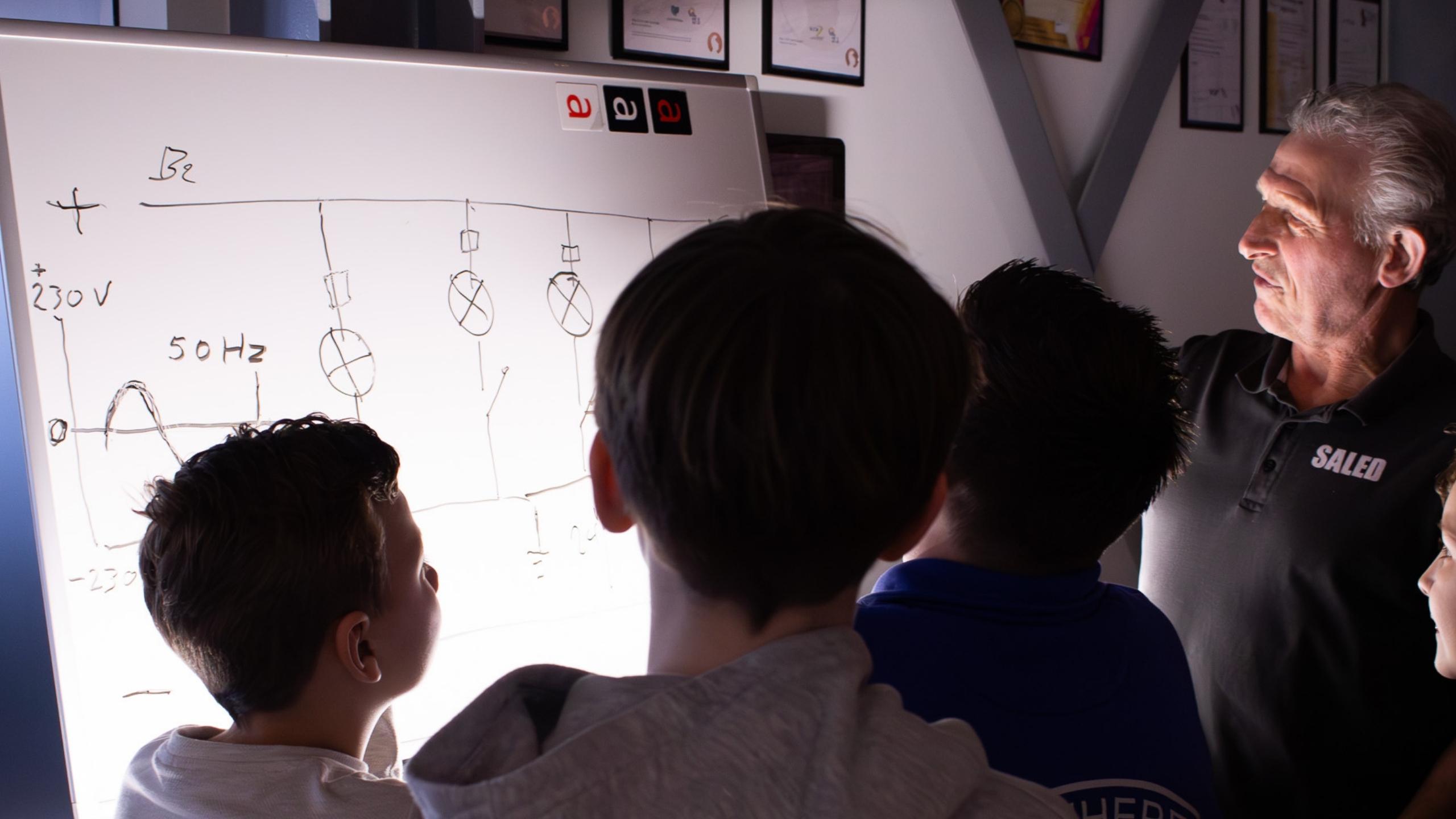 Scholenbezoek bij Saled tijdens T is for Tech