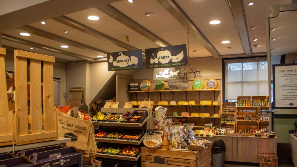 Nieuwe LED verlichting in verswinkel verbetert uitstraling en winkelbeleving.