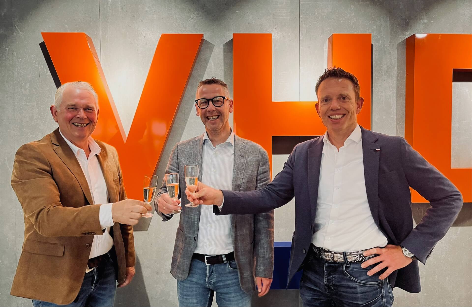 Van links naar rechts: Peter Varenkamp, Jan-Albert van Laar en Gerben Koopman. De directie - met Jan-Albert als uitbreiding - van VHD alarmcentrale.
