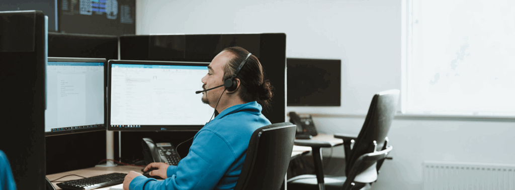 Op de foto zie je een centralist aan het werk op de PAC van VHD.