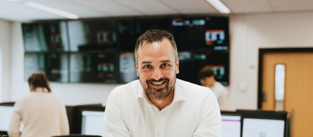 Foto van accountmanager Rushdie Ramsoedh bij VHD op de alarmcentrale.